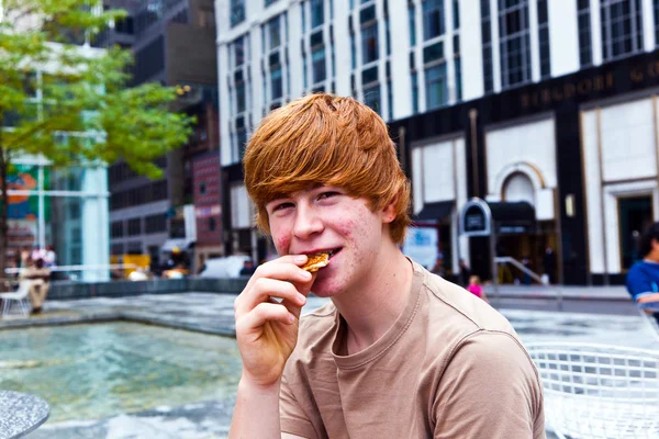 Šťastný kluk v pubertě s některé okurky v obličeji — Stock fotografie