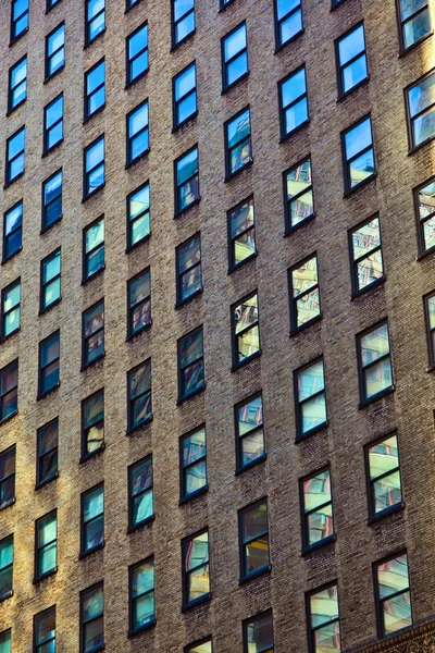 Fasad av gamla skyskrapa — Stockfoto