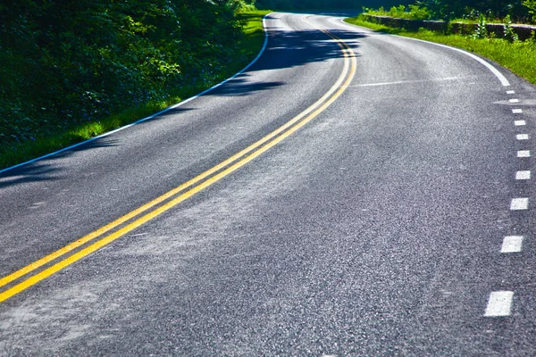 Krásné malebné země silnice zatáčí přes národní park shenandoah. — Stock fotografie