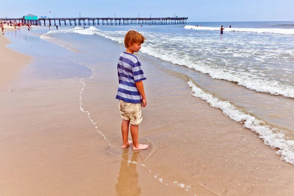 Kumsalda yürüyen çocuk — Stok fotoğraf