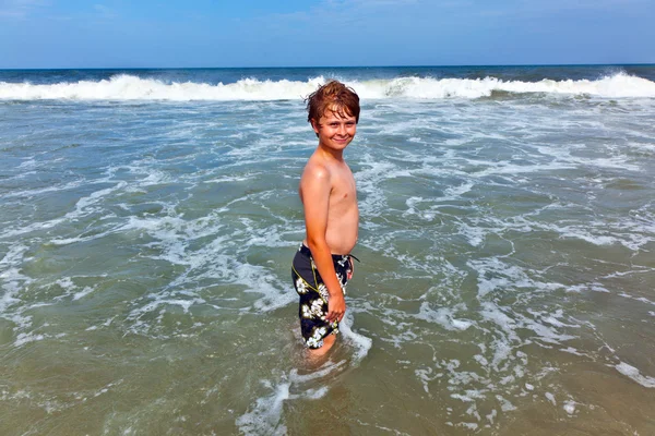 Ευτυχισμένο αγόρι στον ωκεανό — Φωτογραφία Αρχείου