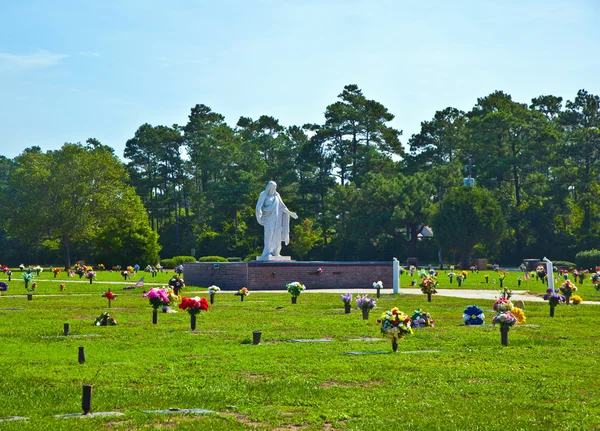 Cementerio americano con flores en las tumbas — Foto de Stock