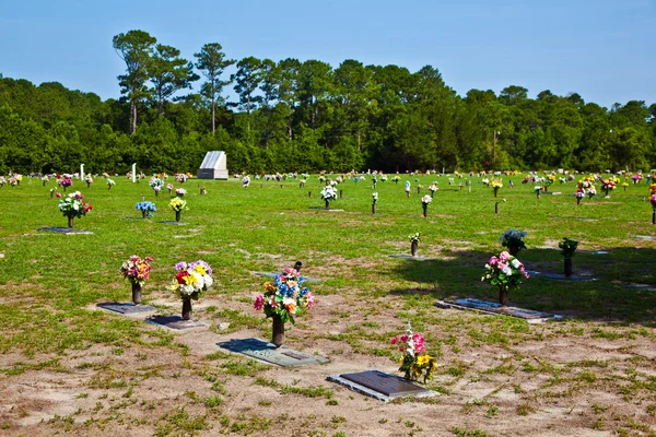 Amerikanska kyrkogården med blommor vid gravarna — Stockfoto
