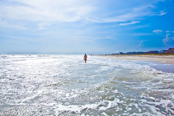 Frau spaziert an einem schönen Strand — Stockfoto