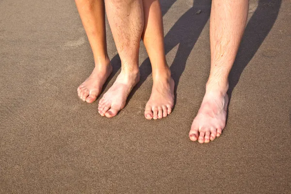 英尺的父亲和儿子在海滩的湿沙 — 图库照片