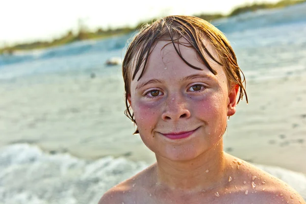 Bonito menino na bela praia — Fotografia de Stock