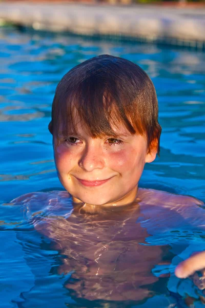 Niño se divierte en la piscina al aire libre — Foto de Stock