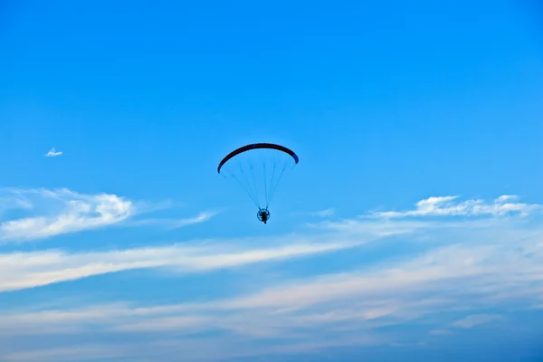 空気でパラグライダー — ストック写真