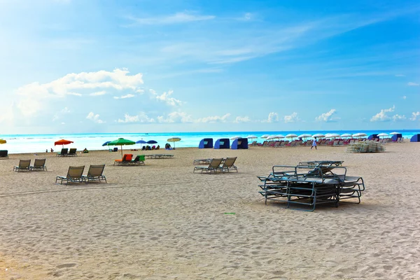 Beachlife op het witte strand in Zuid-miami — Stockfoto