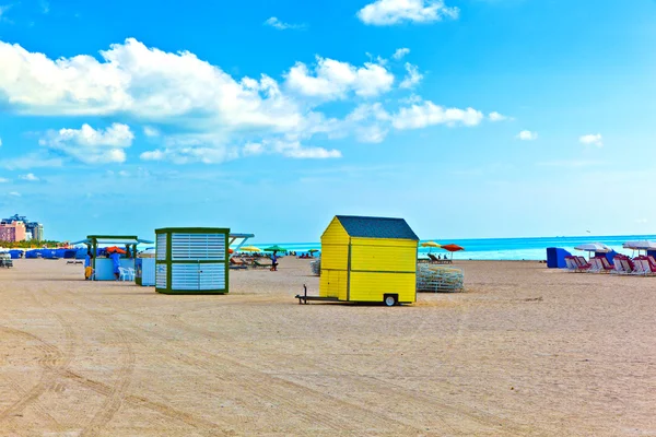 Vida de playa en la playa blanca en el sur de Miami — Foto de Stock