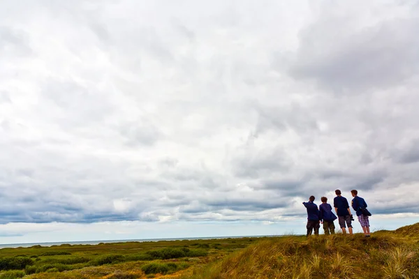 Boyscouts exploring the landscape at the ocean — Stock Photo, Image