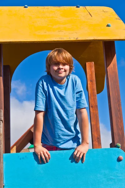 Ritratto di adolescente felice in un parco giochi — Foto Stock