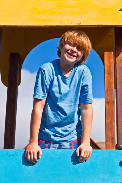 Porträt eines glücklichen Teenagers auf einem Spielplatz — Stockfoto