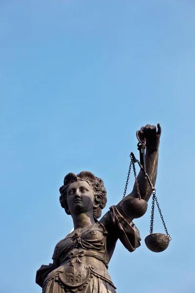 Estatua de Lady Justice frente al Romer en Frankfurt - Germen —  Fotos de Stock