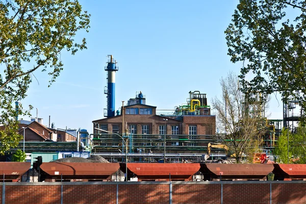Промышленный парк с силосом и дымоходом — стоковое фото