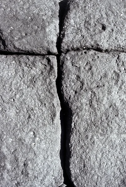 火山石头与裂缝形成一个十字 — 图库照片