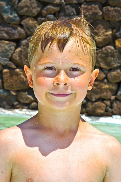 Junge am Pool — Stockfoto