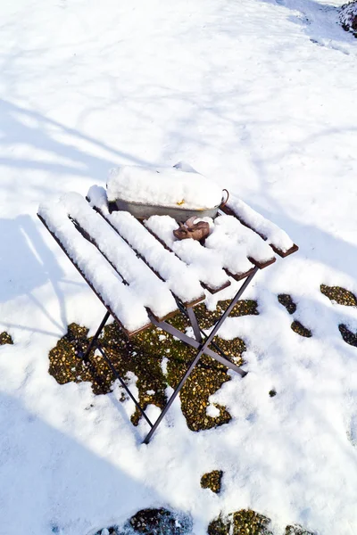Заснеженный стол в саду зимой — стоковое фото