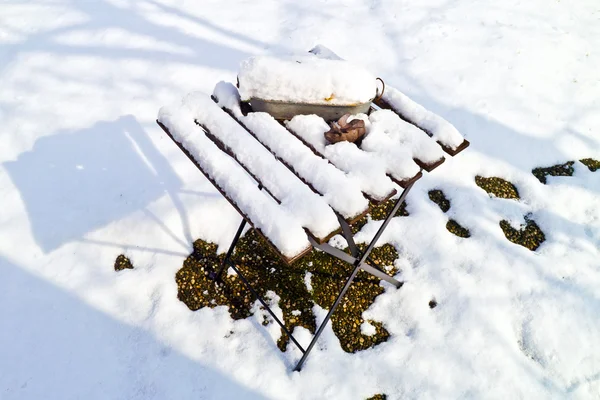 Sneeuw bedekte tabel in de tuin in de winter — Stockfoto
