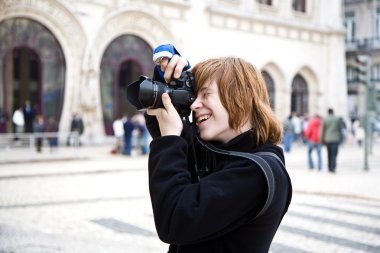 Hatta kolunu nedeniyle patlama olduğunda genç çocuk fotography seviyor.