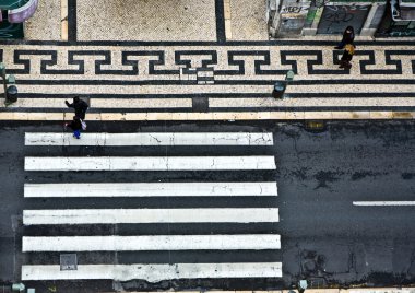 Lizbon, Portekiz eski kesiminde bir yaya geçidi görünümüne kuşlar