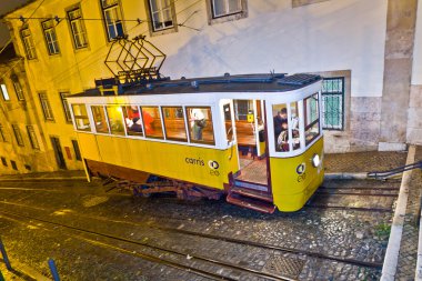 Lizbon gece, ünlü tramvay, tarihi tramvay çalıştırma