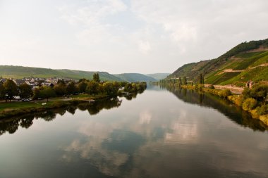 summe romantik nehir mosel kenar Dağları, üzüm bağları