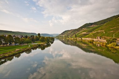 summe romantik nehir mosel kenar Dağları, üzüm bağları