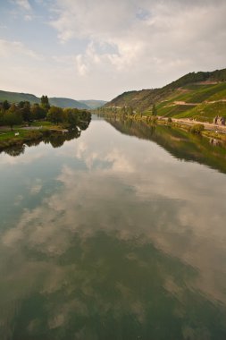 summe romantik nehir mosel kenar Dağları, üzüm bağları