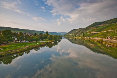 summe romantik nehir mosel kenar Dağları, üzüm bağları