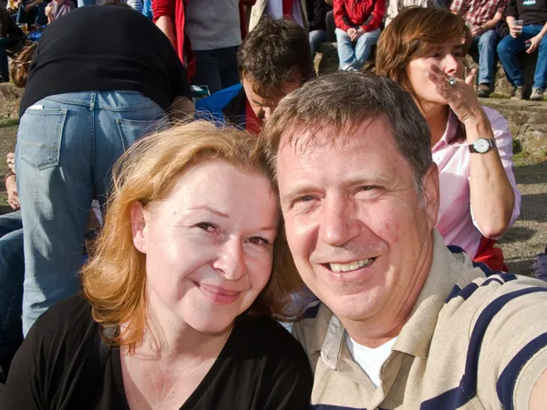 Verliebtes Paar zu Gast bei Open-Air-Konzert — Stockfoto