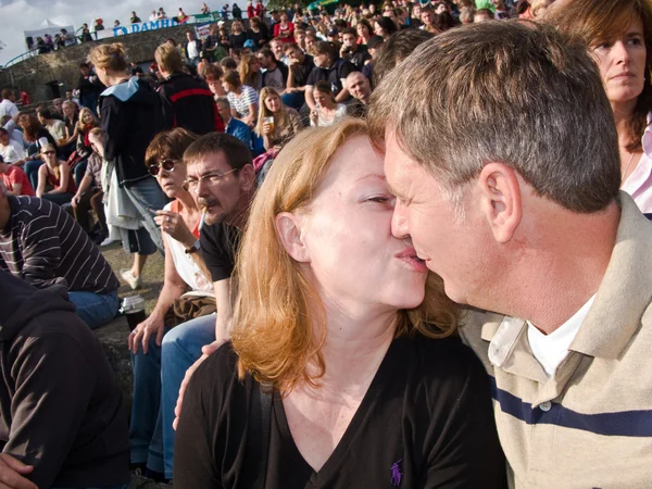 Verliefde paar als gast in een openluchtconcert — Stockfoto
