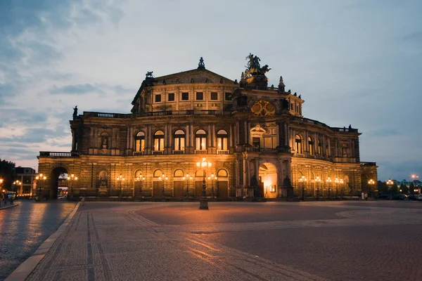 Semper Opera desde el exterior en Dresde — Foto de Stock
