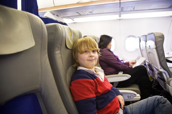 Chłopak cieszy się latający klasy biznes w samolocie — Zdjęcie stockowe