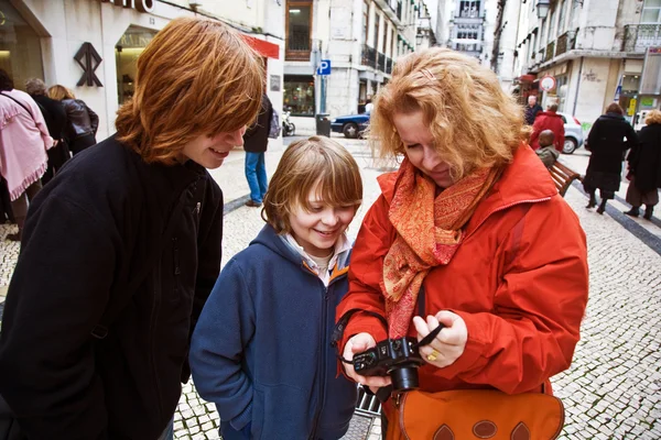 Familie is blij en lachen door te kijken naar foto's en afbeeldingen — Stockfoto