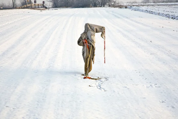 Espantalho triste, irregular e congelante no inverno no campo de neve — Fotografia de Stock