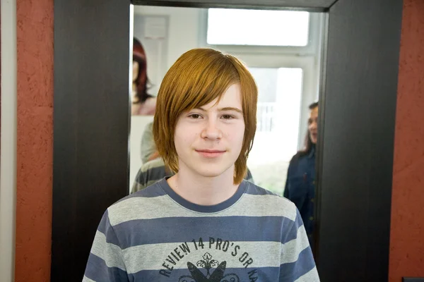 Lächelnder kleiner Junge mit roten Haaren beim Friseur — Stockfoto