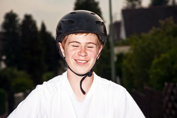 Menino sorridente feliz com capacete, orgulhoso de suas acrobacias BMX — Fotografia de Stock