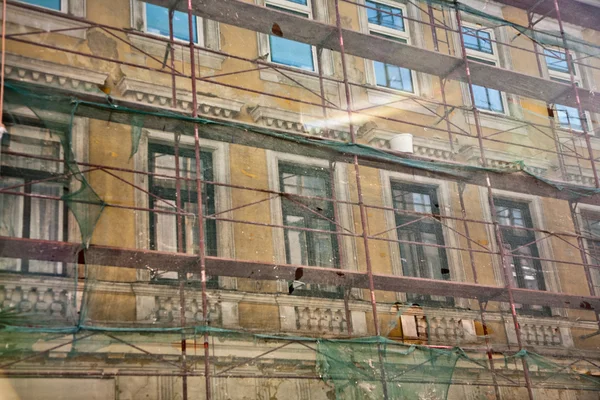 Фасад будівлі 19-го століття у Відні, створення сайту — стокове фото