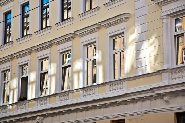 Facade of buildings of the 19th century in vienna, living room o — Stock Photo, Image