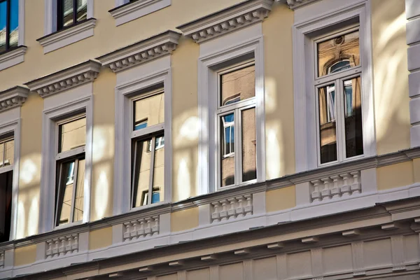 Fasáda budov z 19. století ve Vídni, obývacího pokoje o — Stock fotografie