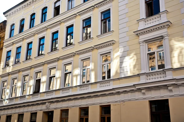 Facade of buildings of the 19th century in vienna, living room o — Stock Photo, Image