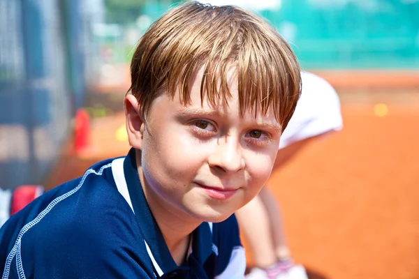 Enfant semble heureux et satisfait après le match de tennis — Photo