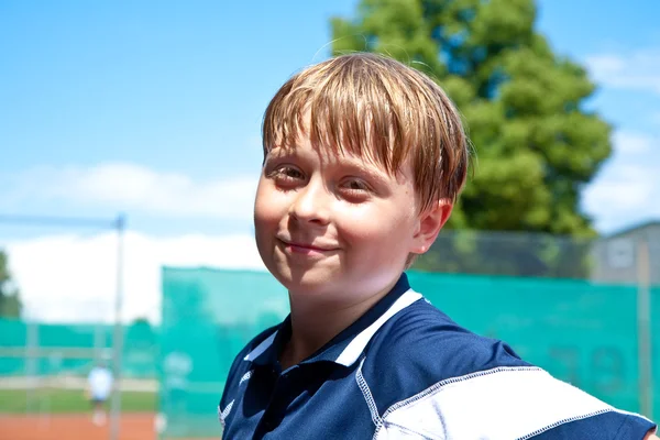 Bambino sembra felice e soddisfatto dopo la partita di tennis — Foto Stock