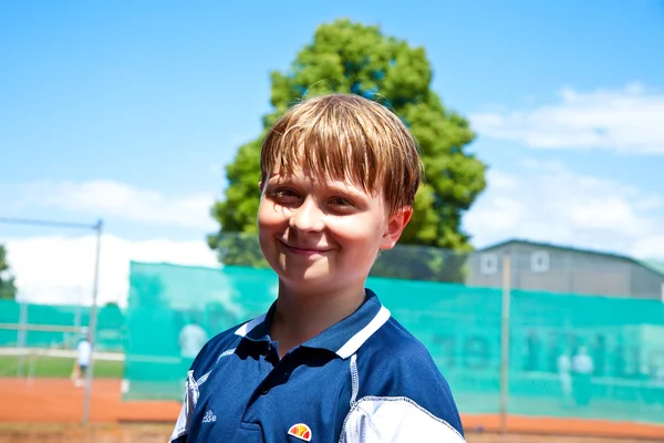 Niño se ve feliz y satisfecho después del partido de tenis — Foto de Stock