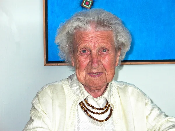 Porträtt av söta grand mormor — Stockfoto