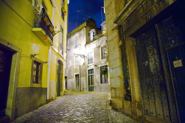 Lisbon at night, streets and old houses of the historic quarter in Lisbon — Stock Photo, Image