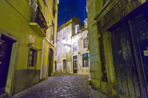 Lissabon på natten, gator och gamla hus av gamla stan i Lissabon — Stockfoto