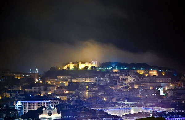 里斯本，视图到城堡卡斯特圣豪尔赫 · 之夜 — 图库照片