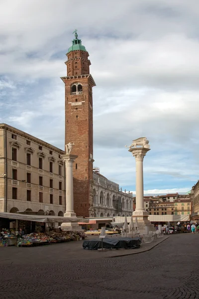 Torre di piazza auf der berühmten Piazza dei signori in Vicenca, ita — Stockfoto